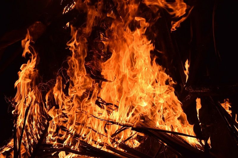 LA PYROMANCIE : LIRE L’AVENIR A TRAVERS LES FLAMMES DU GRAND MAITRE MARABOUT SORCIER SAFARI TIDIANE