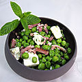 Salade de petits pois, féta, lardons