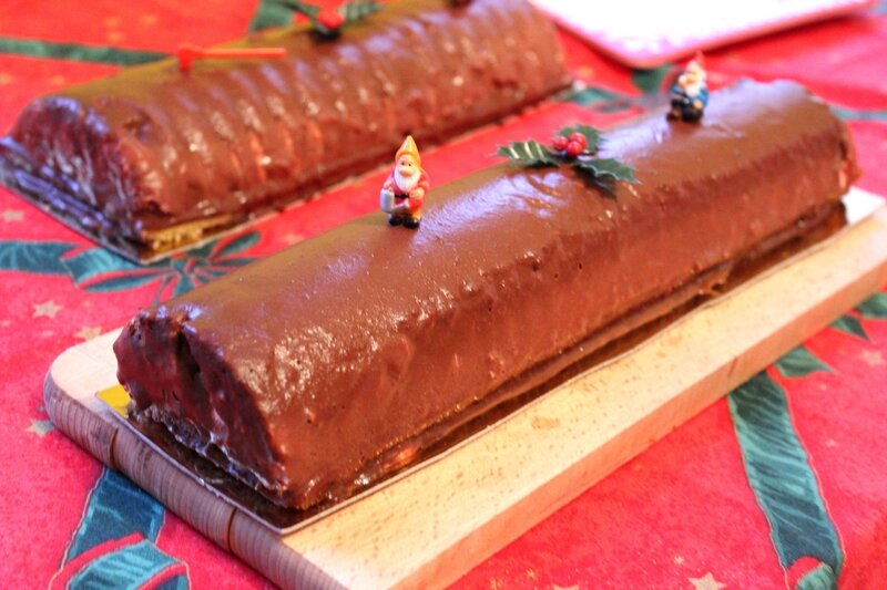 Bûche à La Mousse Au Chocolat Et Mousse à La Framboise