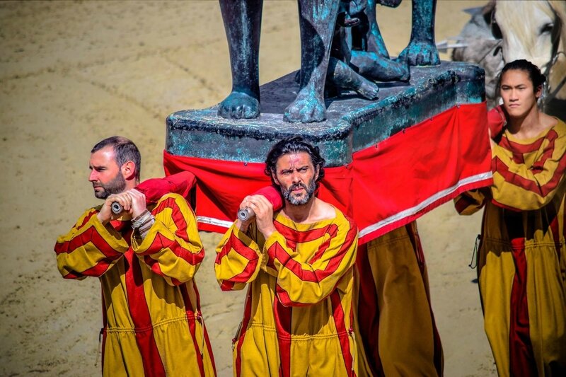 Adieu Gladiateur, tu as bien gagné ton rudis puy du fou signe du triomphe 2