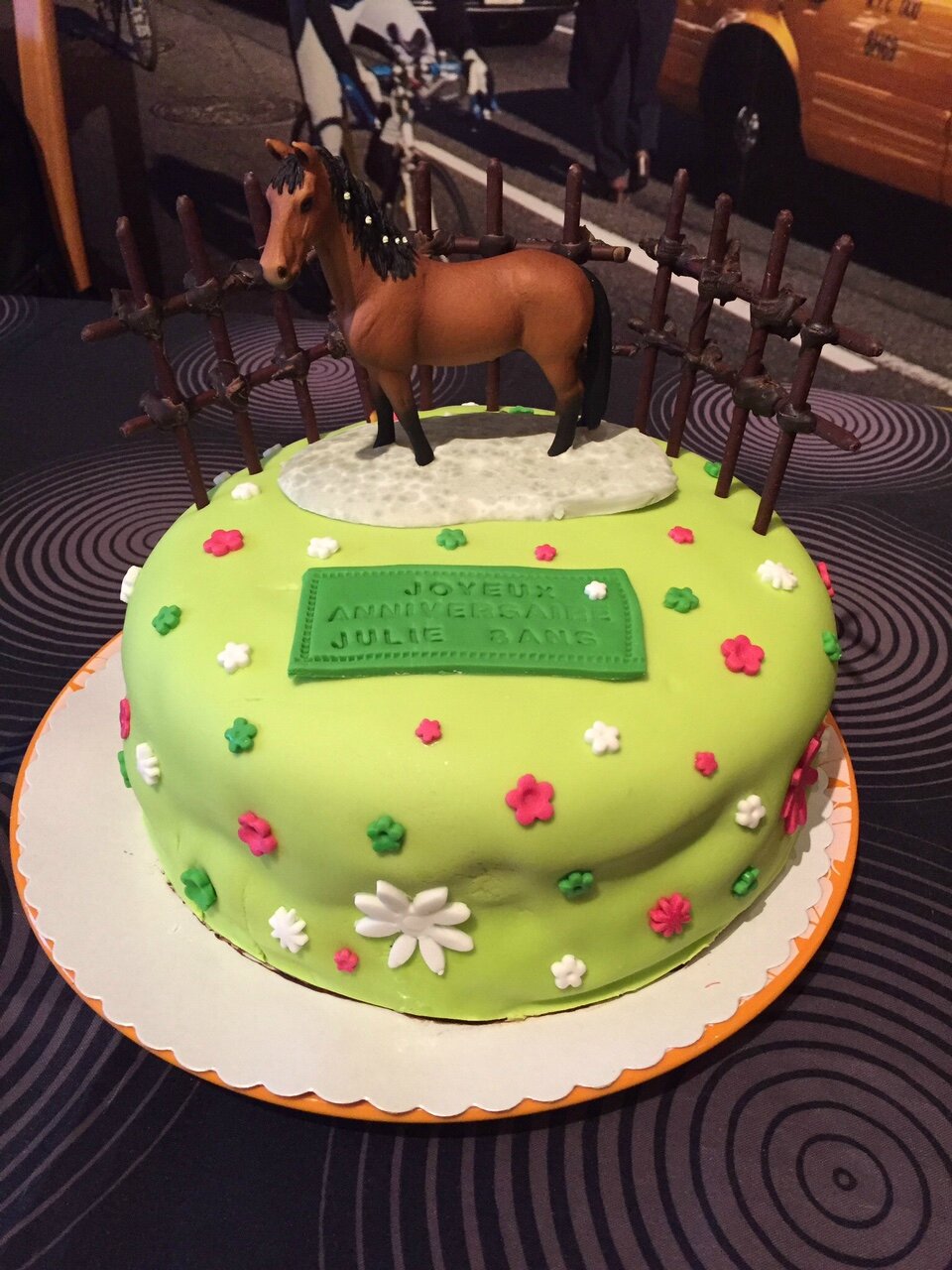 Gateau D Anniversaire Decor Pate A Sucre Cheval La Cuisine De Caro