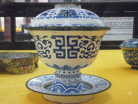 Tasse à thé et soucoupe en émaux polychromes, Manufacture impériale de Huê