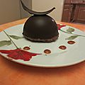 Dôme de mousse au chocolat, coeur coulant au caramel sur son croustillant pralinoise 