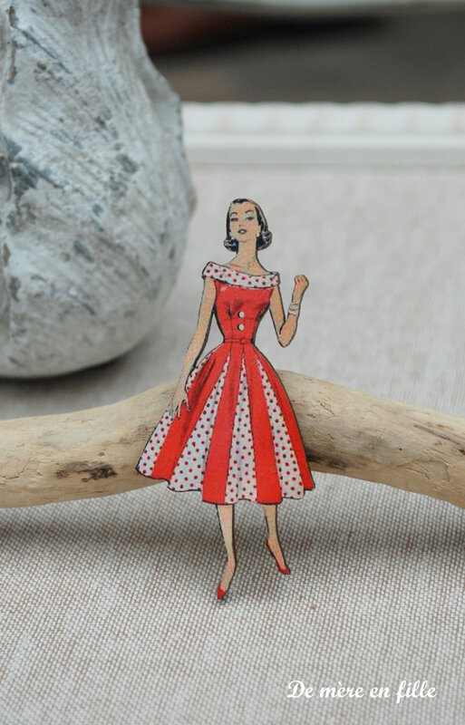 dame brune robe rouge et à pois