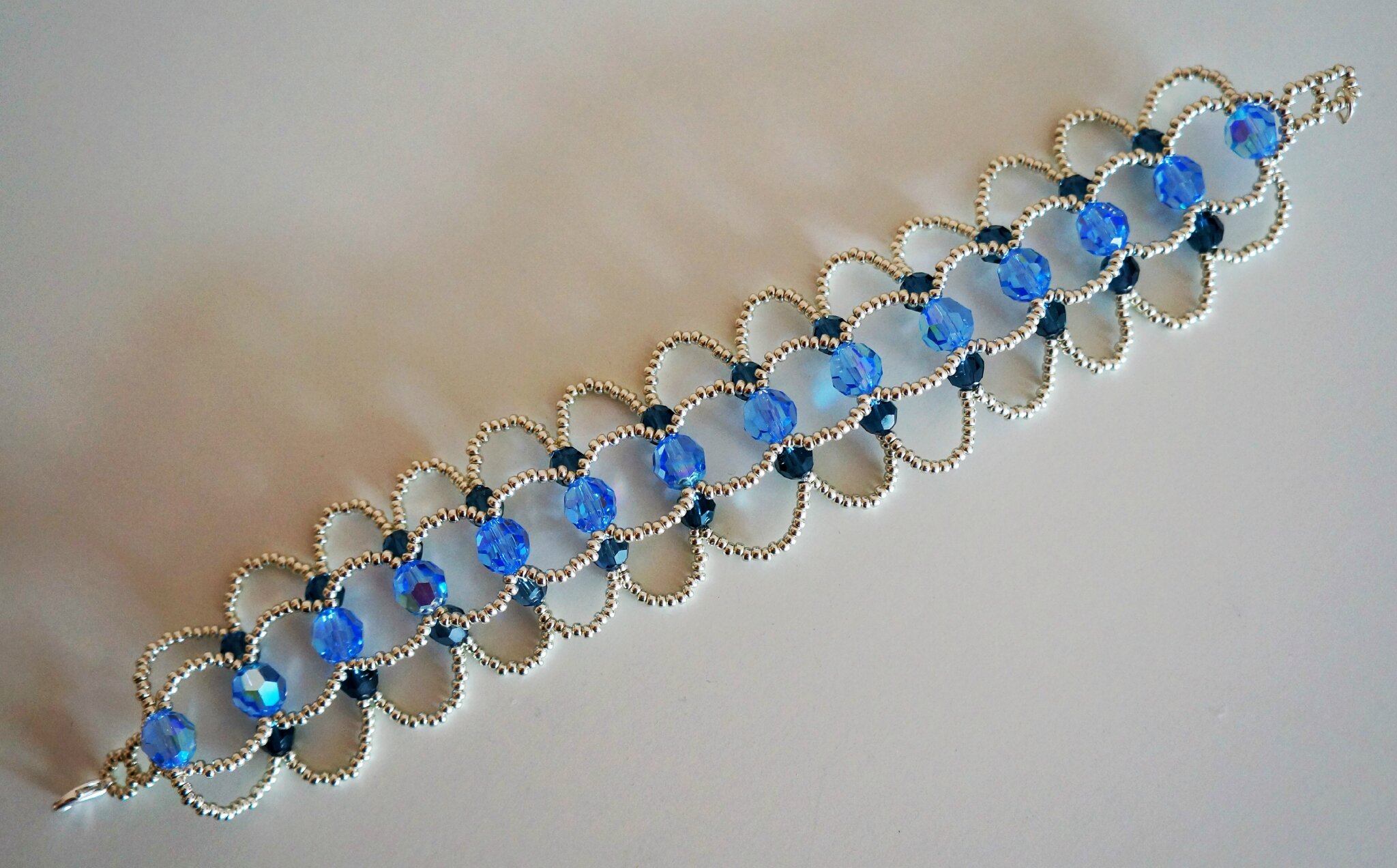 Tutorial - un bracelet bleu en perles de cristal en quelques ...