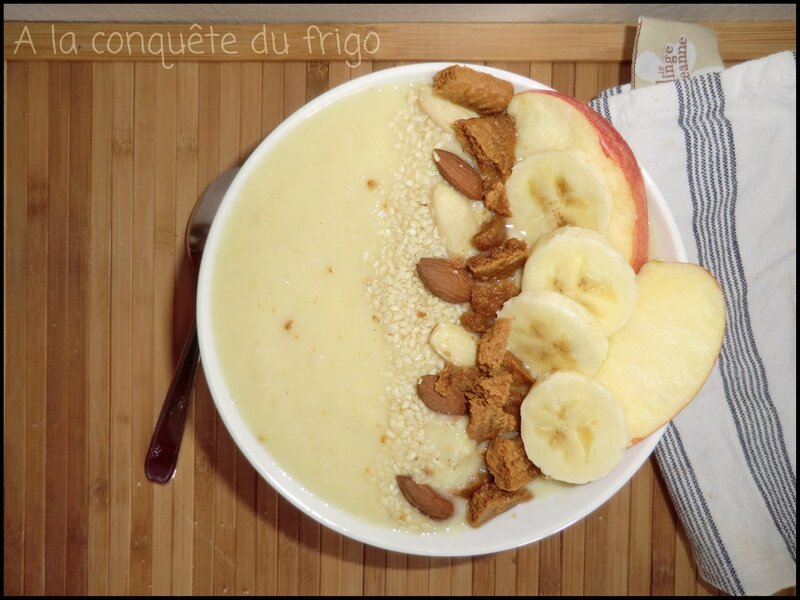 Smoothie bowl dynamique à l'ananas, banane et pomme
