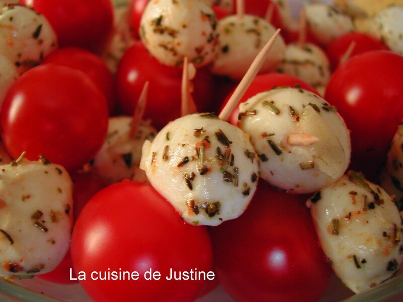 Brochettes apéritives de tomates cerises et mozzarella aux olives