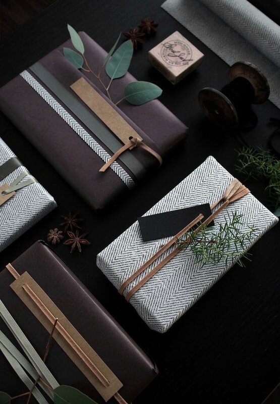 0027-1100-Christmas-gift-wrapping-By-Therese-Knutsen