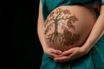 arbre-de-henné-de-durée-sur-le-ventre-de-femme-enceinte-26436477