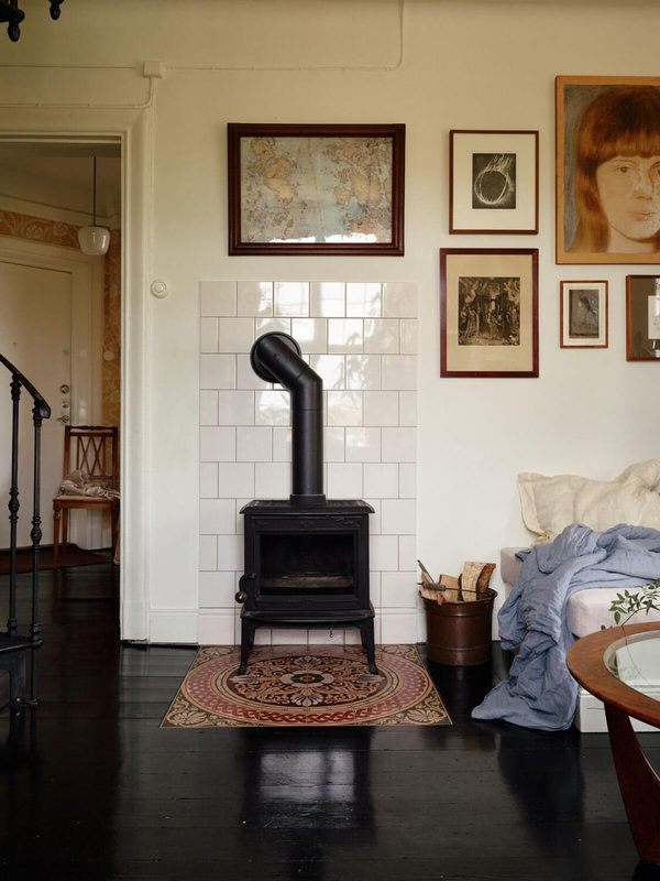 sitting-room-cast-iron-stove-black-floorboards-nordroom-1125x1500