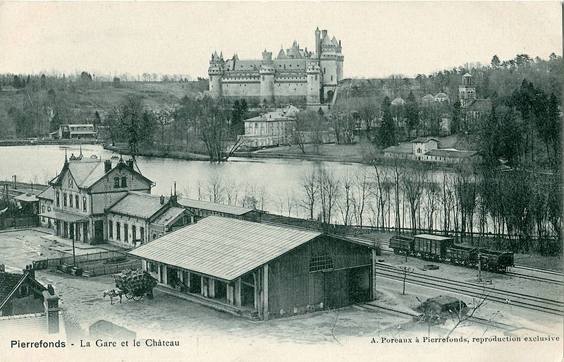 800px_PIERREFONDS___La_Gare_et_le_Chateau