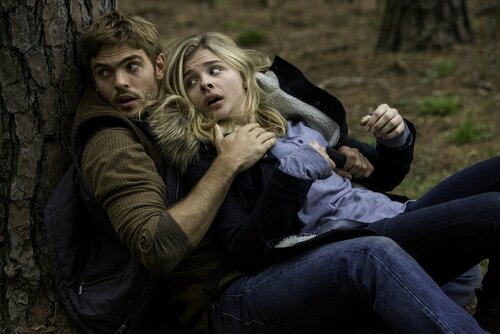 Alex Roe et Chloë Grace Moretz