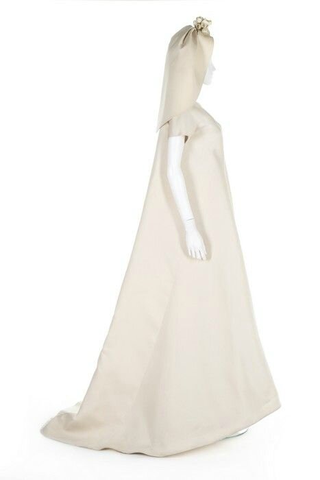 Record Breaking Fashion Auction for a Balenciaga couture ivory