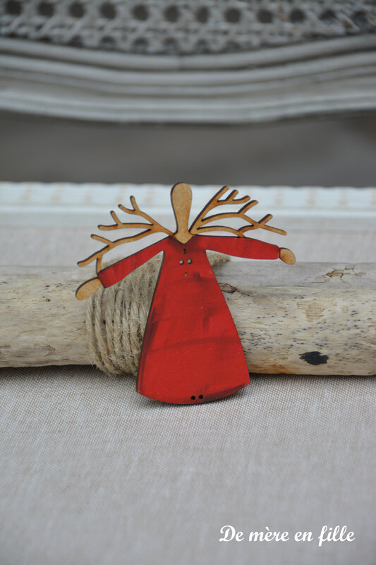 grand ange rouge et branches