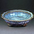 Vasque tripode monochrome jun, Chine, Henan, Jun, Dynastie Jin ou Yuan, 13e - 14e siècles