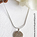 Collier médaille de Vierge à l'Enfant en argent 925 sur chaîne maille serpent - 79 €