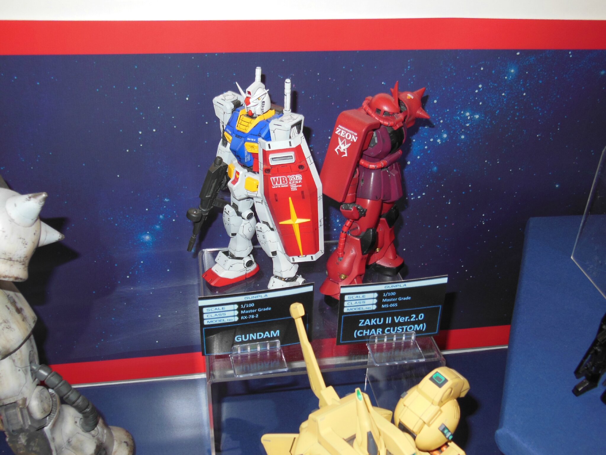 Le Gundam d'Amuro et le Zaku II de Char, éternels ennemis