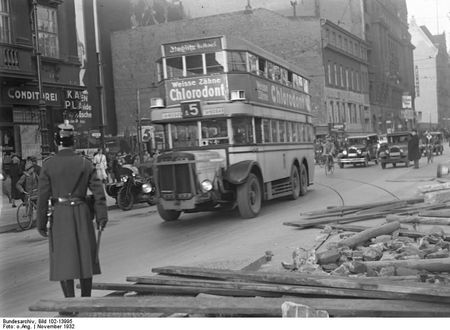 Bundesarchiv_Bild_102-13995,_Berlin,_BVG-Streik,_Barrikaden