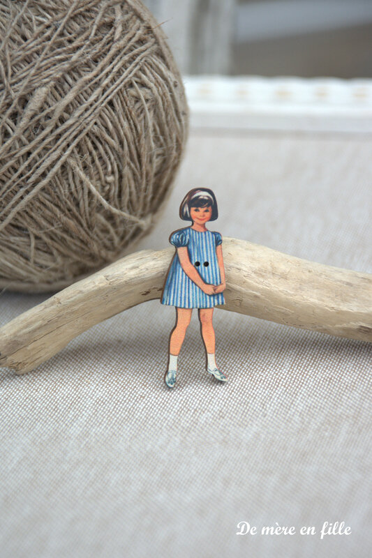 fillette brune robe rayée bleu