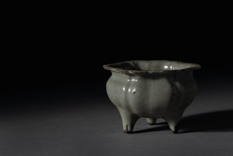 An extremely rare ‘Guan’ hexafoil tripod censer, Hangzhou kilns, Southern Song dynasty (1127-1279)