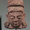 Tête de divinité en grès gris, la coiffe surmonté d'un haut chapeau. vietnam, art cham xiie-xiiie siècles