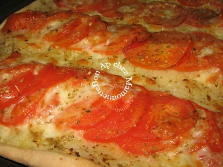 Pizza pâte mi-pain aux oignons et tomates mozza 017
