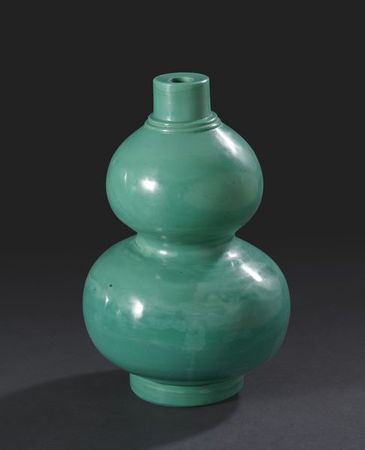 Un bol et un vase en verre rouge translucide ainsi qu'un vase double gourde  en verre de Beijing blanc - Alain.R.Truong