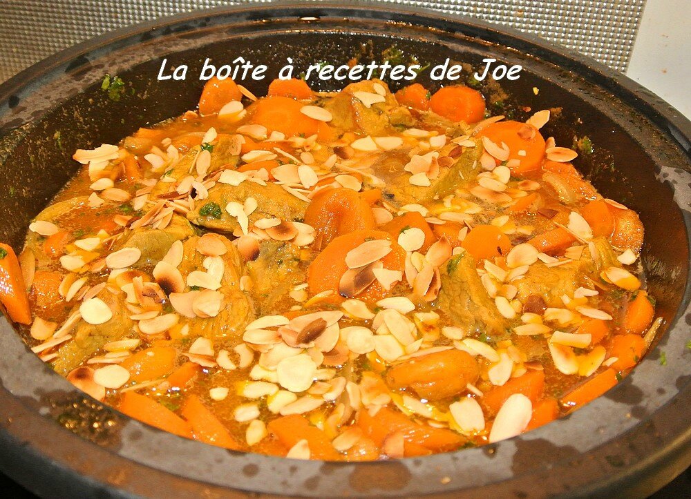 Tajine sucré - salé au poulet, abricots caramélisés, amandes