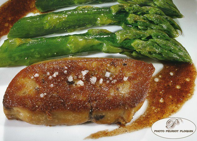 FOIE_gras_asperges_vertes_jus_huile_de_truffe