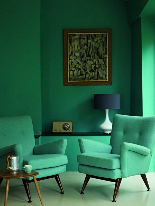 fauteuil-vert-salon-design-mur-vert-moderne