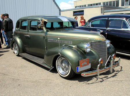 Chevrolet_Master_deLuxe_4door_sedan_custom_de_1939__RegioMotoClassica_2010__01