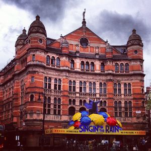 Singing_in_the_rain__Mayfair