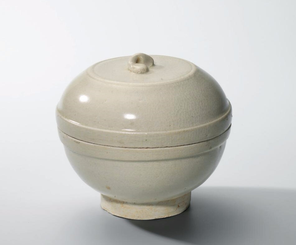 A white-glazed circular box and cover, Five Dynasties (907-960)