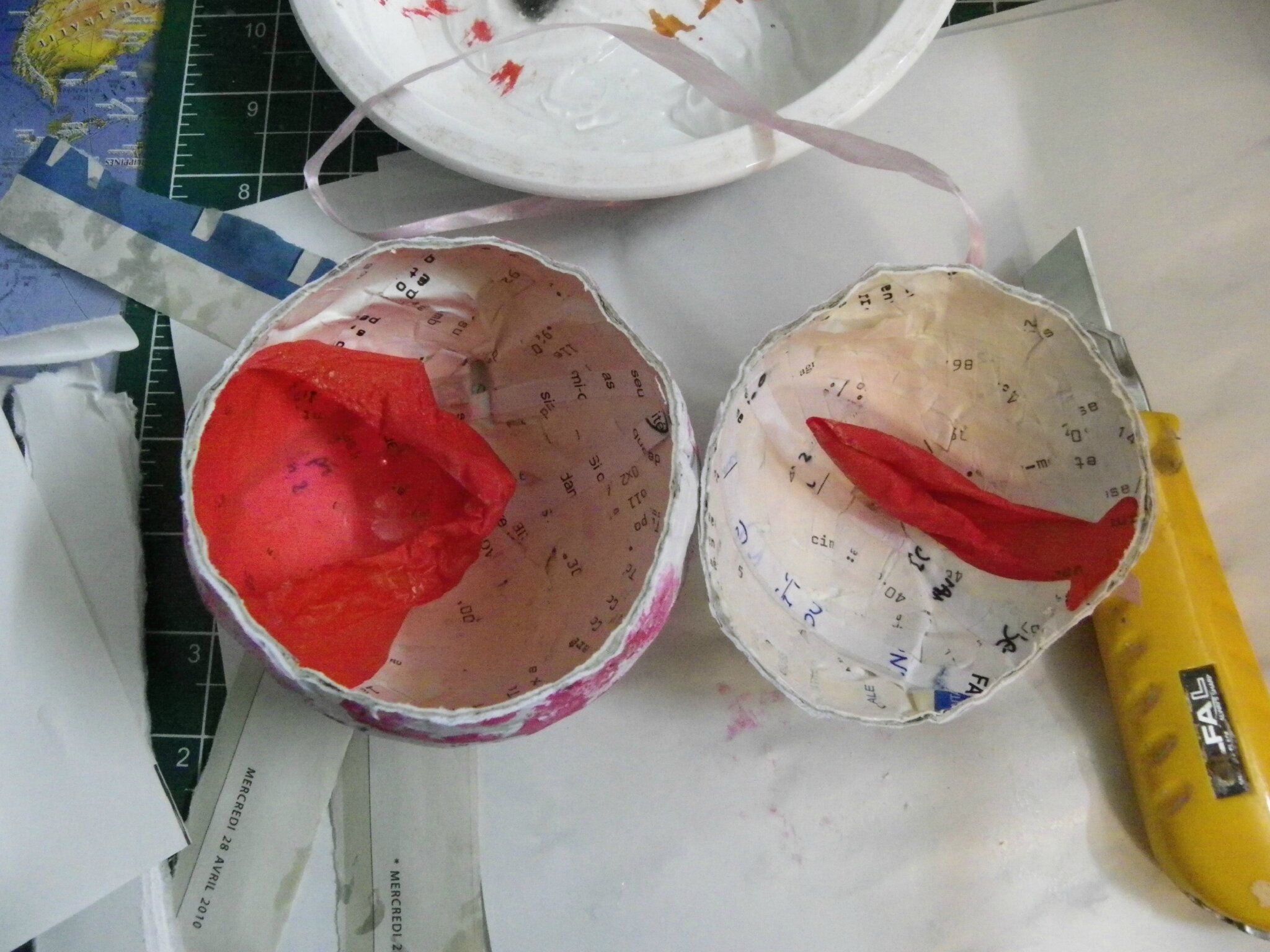 Boule de Noël à faire avec les enfants en papier mâché - Les créations Boule de Noël à faire avec les enfants en papier mâché - Les créations