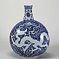 Blue-and-White Moonflask with Dragon and Wave Design; Ming Dynasty, Yongle Period (1403-1424), h.45.0cm. Gift of SUMITOMO Group　the ATAKA Collection. The Museum of Oriental Ceramics, Osaka. © 2009 The Museum of Oriental Ceramics,Osaka.