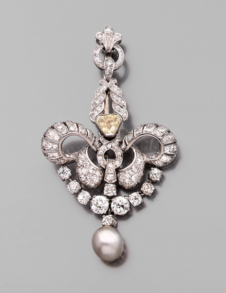 belle_broche_en_platine_ajouree_enroulements_paves_de_diamants_1372234793538040