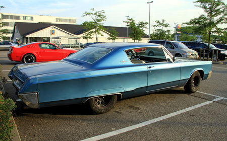 Chrysler_300_hardtop_coupe_de_1967__Rencard_du_Burger_King_juillet_2010__02