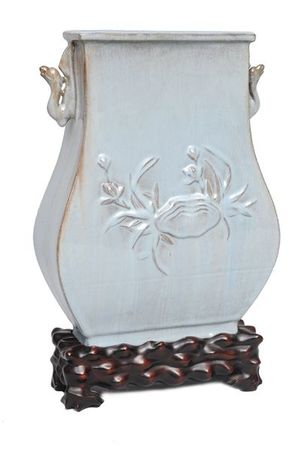 _vase_in_hu_shape_with_relief_decoration_1333119441874358