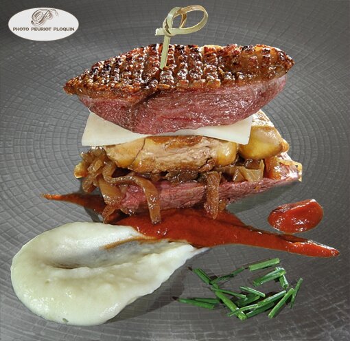 Hamburger_de_magret_de_CANARD_foie_gras_fromage_de_chevre_oignons_confits