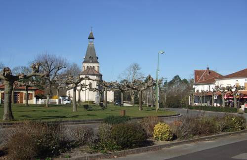 Photo-place-du-village-avec-café-et-hôtel-épicerie-plus-église