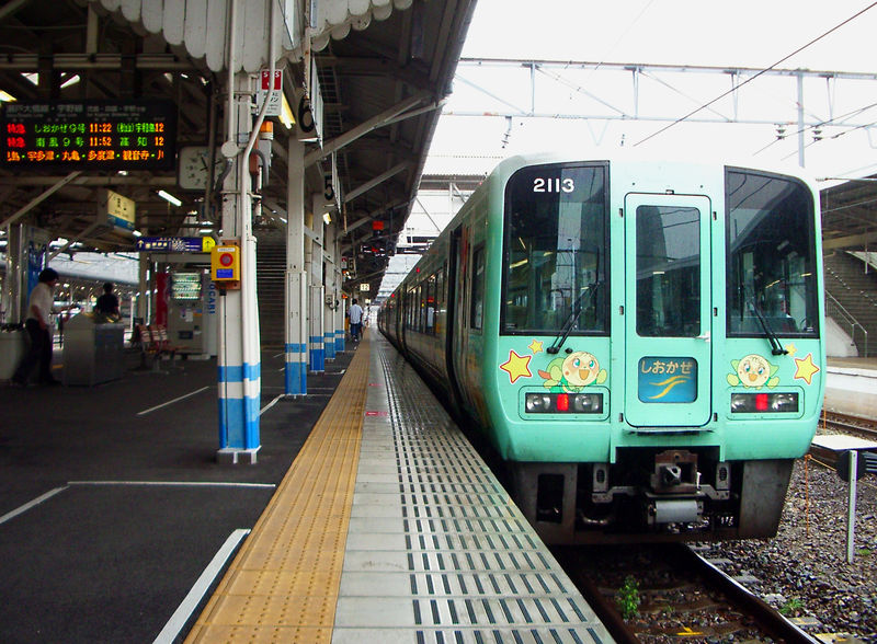 JR 2000系 (2113) Shiokaze, Okayama eki