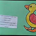 Un petit canard au bord de l'eau