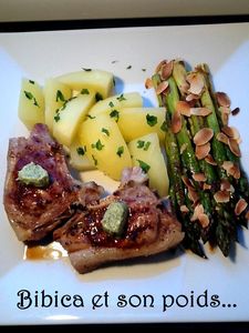 C_tes_d_agneau_au_beurre___l_ail_et_asperges_vertes_aux_amandes_grill_es