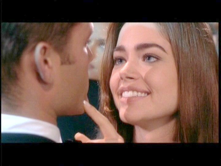 997STS_Denise_Richards_019