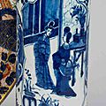 Delft, vase rouleau, xviiie siècle