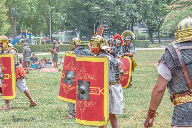 Formation Tortue Légion Les 2000 ans de L'Arc de Germanicus à Saintes et de l’amphithéâtre des Trois Gaules à Lyon (2)