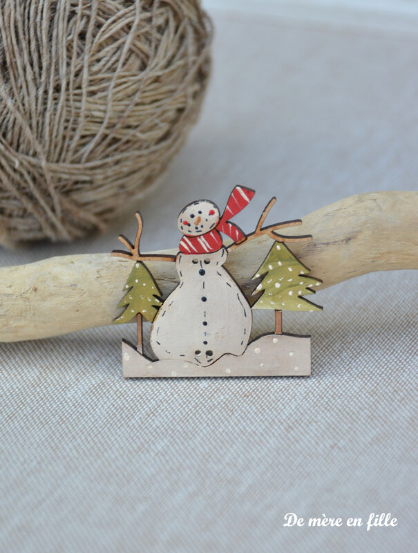 bonhomme de neige et sapins