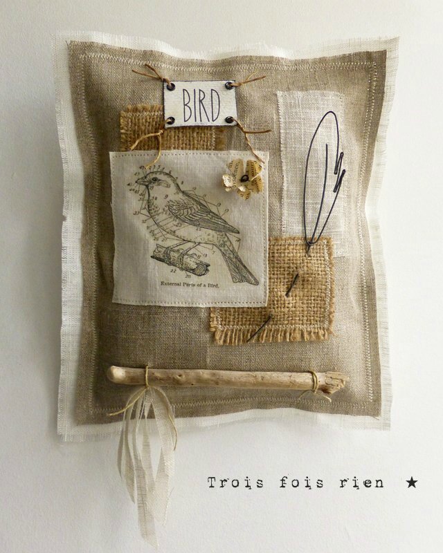 Tableau textile N°1, oiseau, plume fil de fer, lin, étiquette, bois, bird (1)