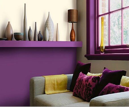 decoration-salon-soubassements-peinture-couleur-prune-canape-vases-couleur-nuances-de-gris6