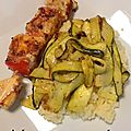 Tagliatelles de courgettes marinées, semoule et brochette de poulet